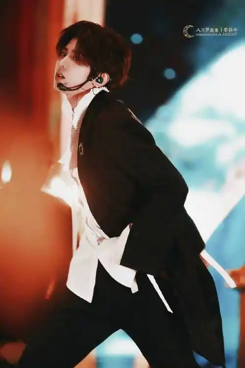 体验真正男明星打歌舞台#蔡徐坤