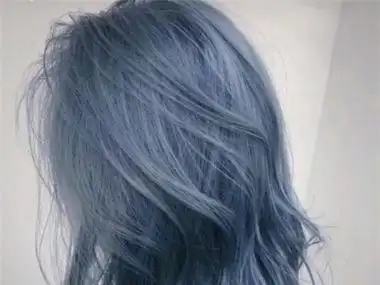 即便 天气变冷了也挡不住这股热潮,蓝色系发色时髦梦幻,但很多人担忧