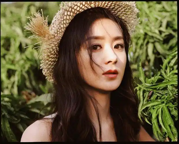 赵丽颖时尚芭莎八月刊封面预告