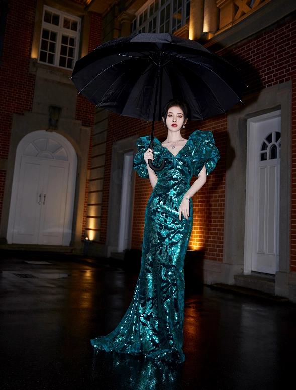 细看鞠婧祎的这个造型中,她选择佩戴的这款高定珠宝也让我们充分感受