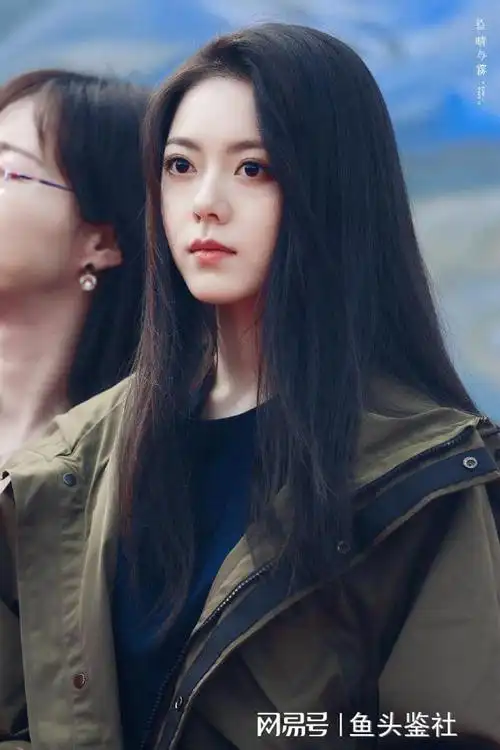 赵今麦穿价值4万元内裤惹争议,带钻造型不舒适,内裤外穿显尴尬