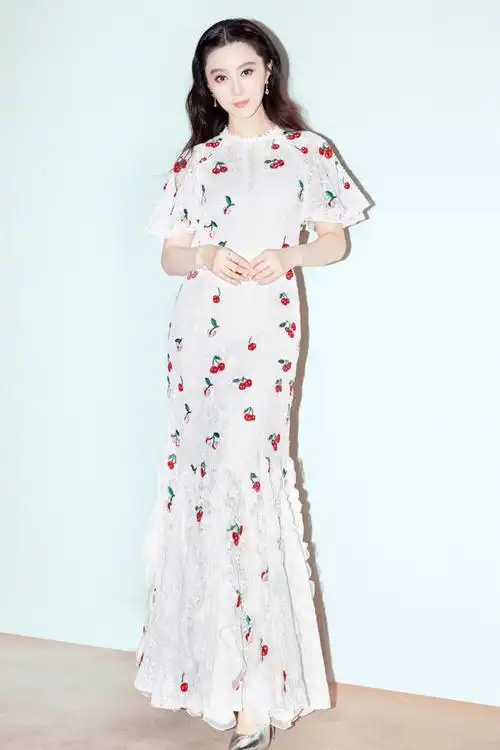 范冰冰身穿giambattista valli 2017秋冬系列长裙,作为首届平遥国际