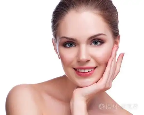 美丽的年轻女子摸着她的脸,恢复健康的皮肤