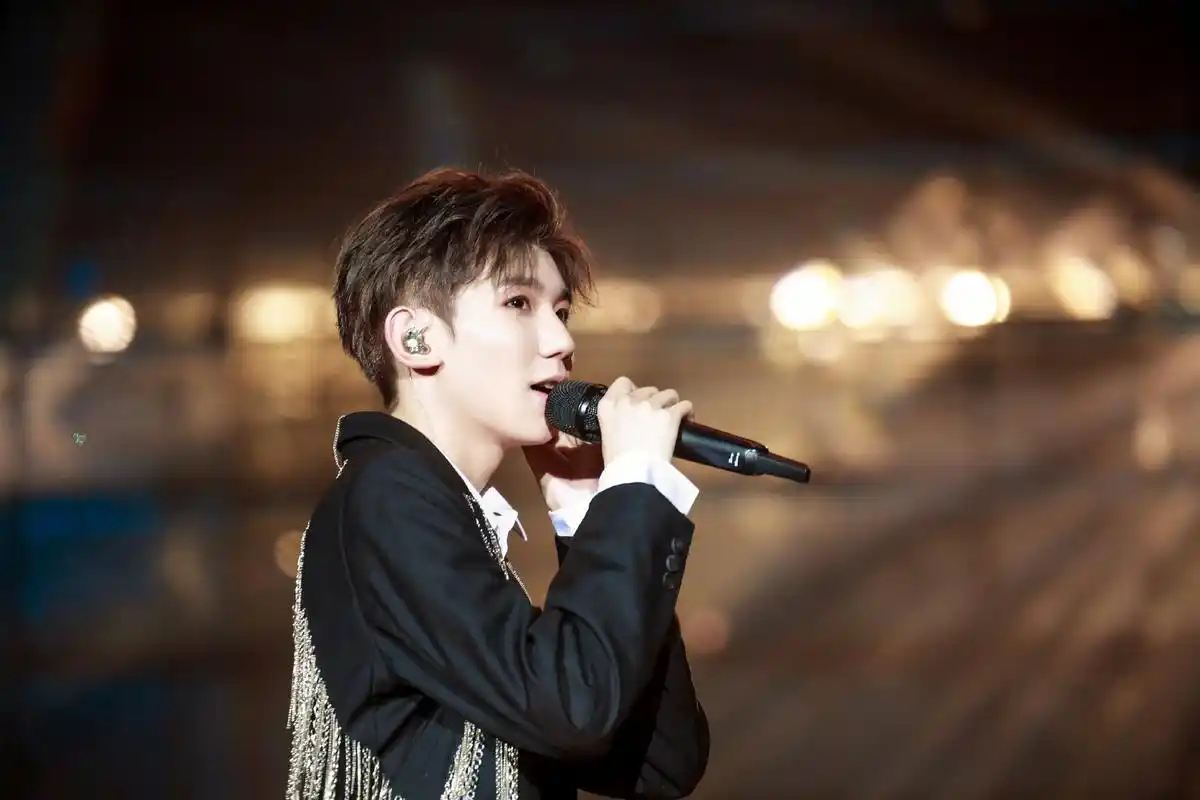 【王源 话筒】  王源的音乐魅力是从举起话筒的那一刻开始的