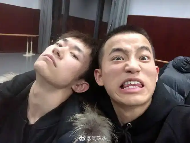 易烊千玺和同学