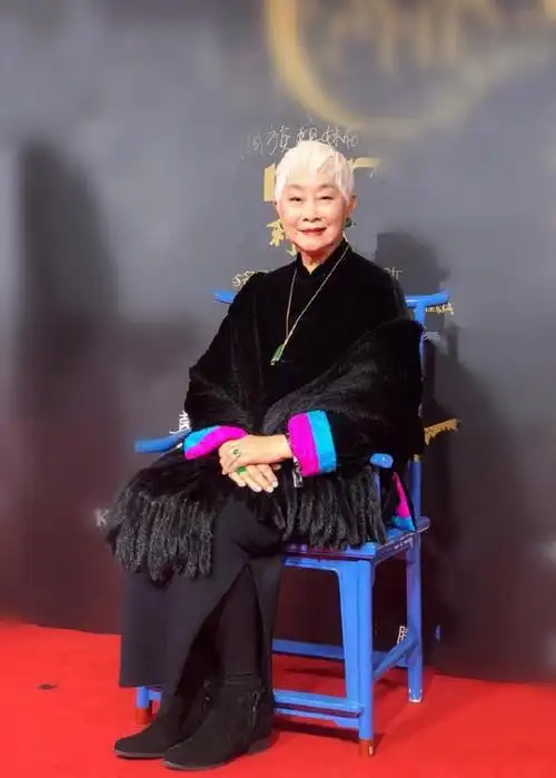 91岁老戏骨卢燕近照,满头白发仍优雅知性,这才是真正的女神!