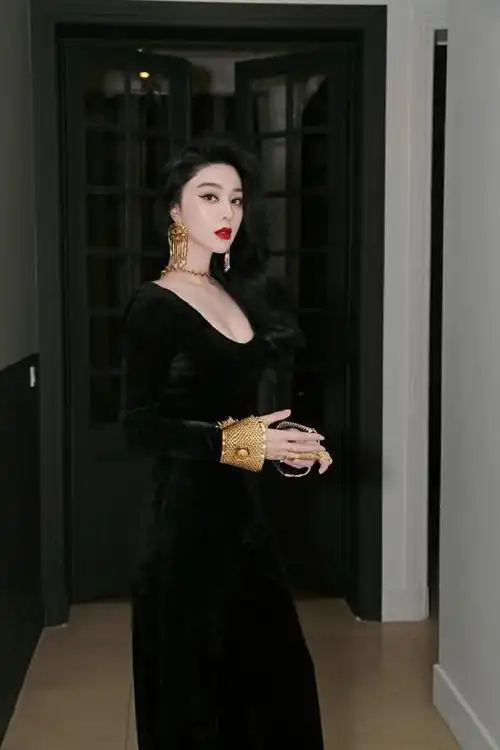 范冰冰黑色丝绒连体裤新造型在巴黎大杀四方