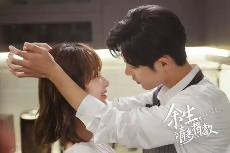 杨紫肖战恋情实锤?两人被拍到用同一辆车