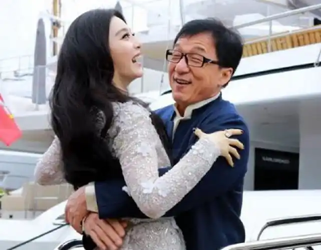 成龙和范冰冰旧照曝光,桌子下的行为很有深意,网友:心疼李晨