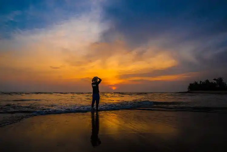 如此艳丽的晚霞让他如此投入,于是我抓拍下,有景有人,此时方能彰显