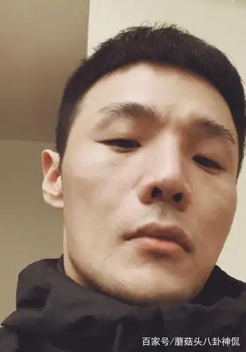 这双迷人的小眼睛成为李荣浩最大的特点,让人一眼就能记住