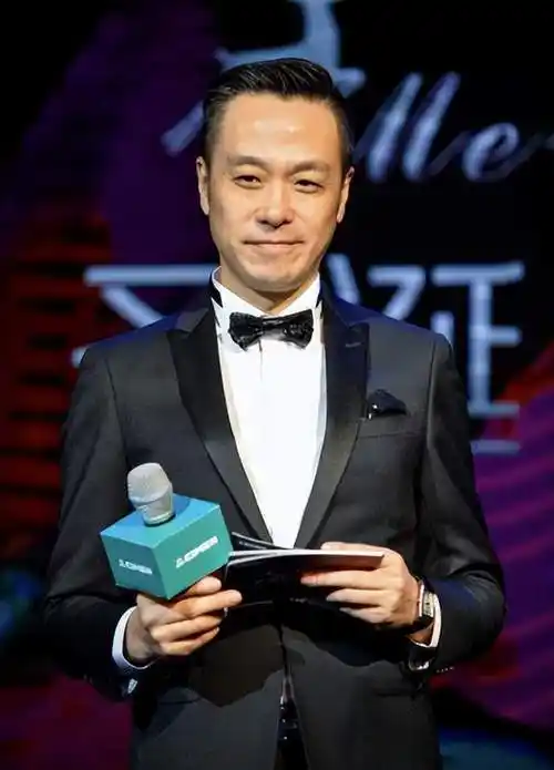 家庭演播室前主持人高源拍视频报平安昔日帅大叔大变样