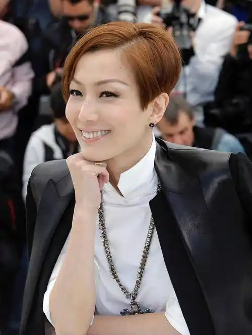 西装外套秀场常用,在出席正式场合时利用它来凹造型特别方便,郑秀文就