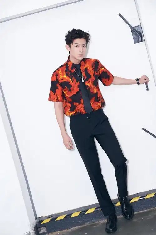 杨旭文现身时尚活动红黑撞色引人瞩目