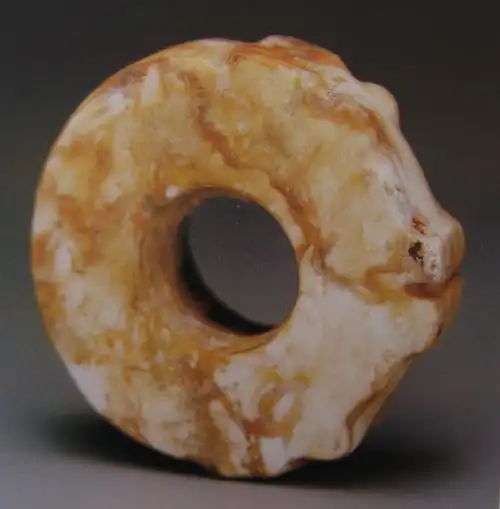 该双龙牌饰是良渚文化中最早的龙形玉器.