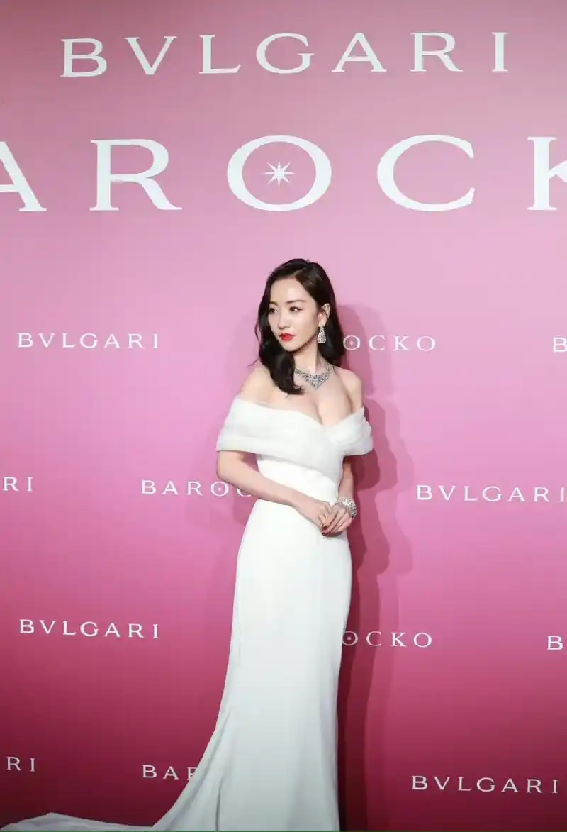 杨蓉白色一字肩礼服 好优雅