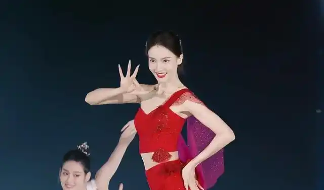 时隔十年金晨再跳傣族舞,网友:美翻了,不愧是北舞第一!