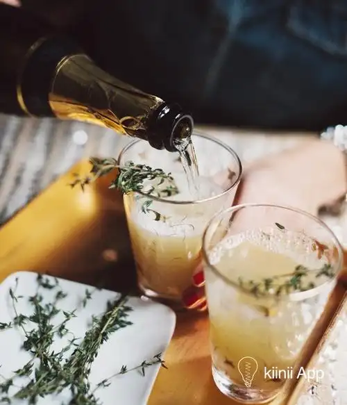 害羞草mimosa鸡尾酒教程用梨花蜜百里香调制风味独特的害羞草鸡尾酒