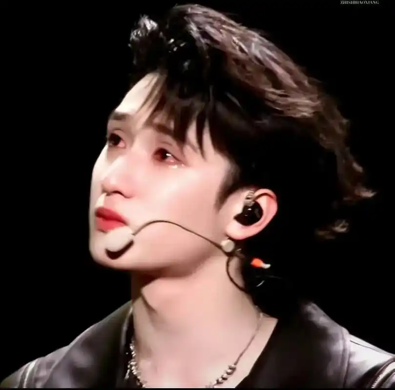 浩翔,这是第一次在粉丝面前这样哭,我想过会有人哭,没想到哭的这么