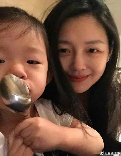 听说大s小时候的照片被扒出来了,是不是有点意思啊?