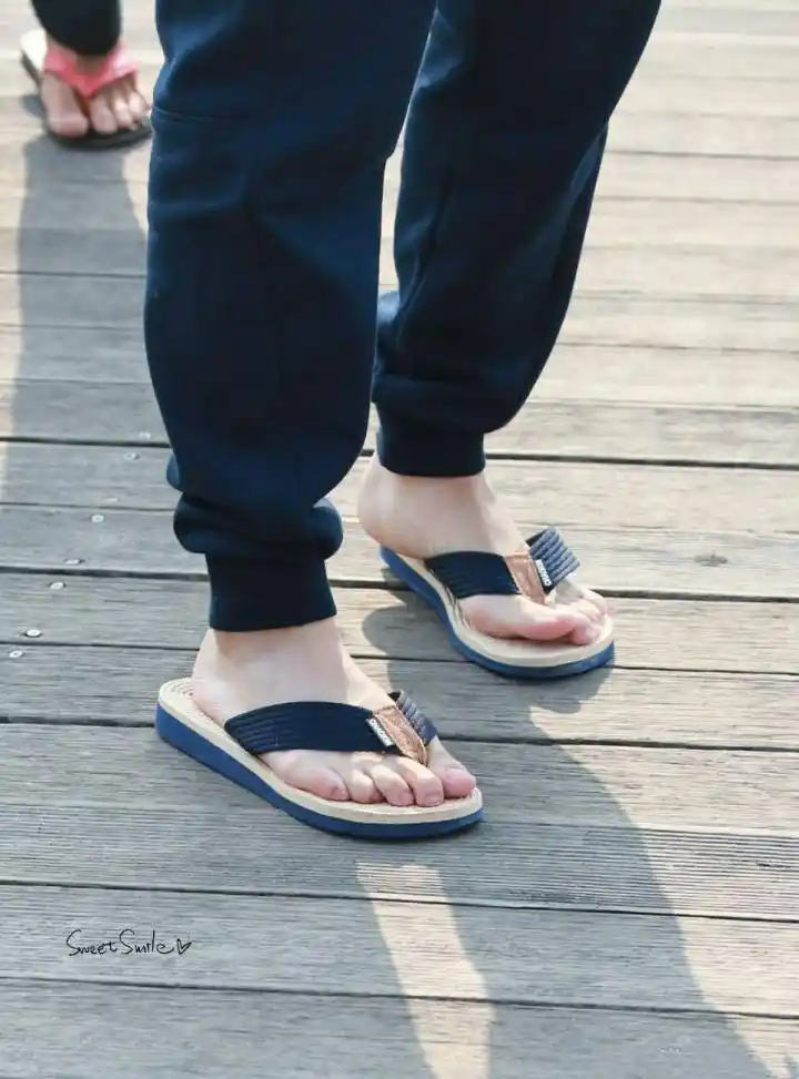 tfboys新闻200202发现易烊千玺站姿小秘密崴脚站的小脚好可爱