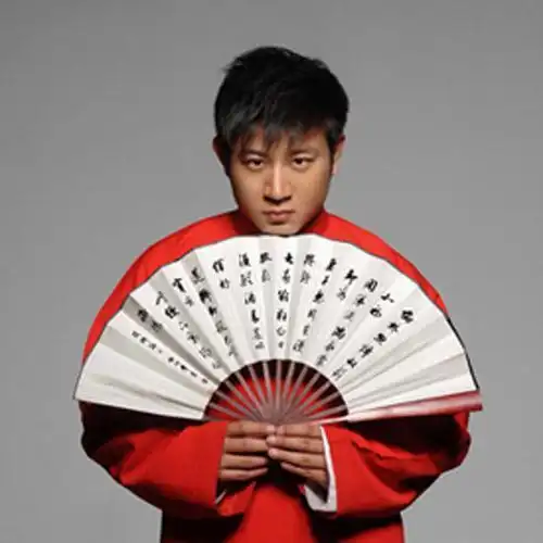 高晓攀自幼随相声表演艺术家冯宝华先生学艺,后拜相声演员冯春岭为师