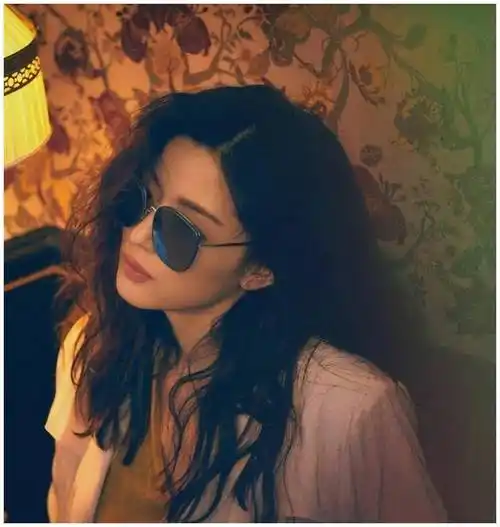 全智贤时尚大片霸气上阵墨镜凹出复古摩登造型38岁气场不减