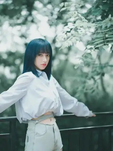 程潇亮相《哎呀好身材》,牛仔穿出时尚新高度,镂空拼接个性出圈