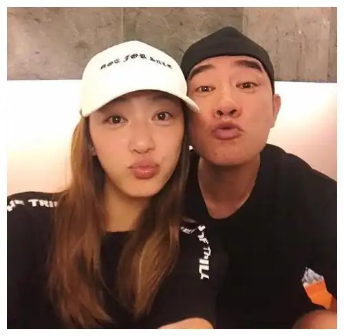 虽然陈小春和容祖儿的年龄差距很大,但是两人却十分相爱,并且两人在