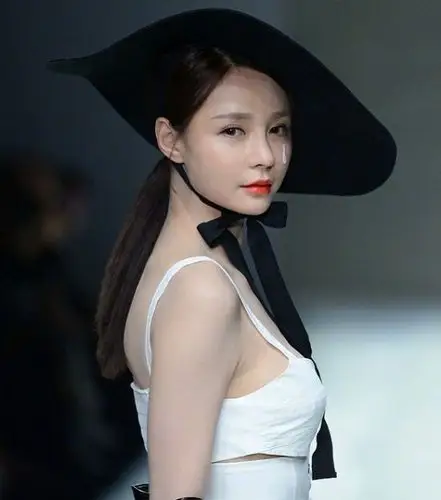 沈梦辰的气质虽然比不上大牌女星们,但是绝对是秒杀不少的路人,而且