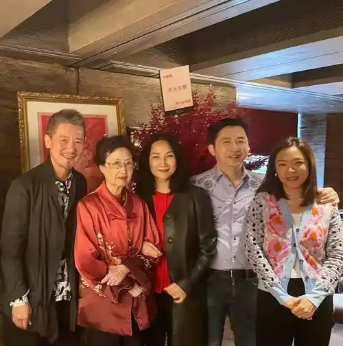 伊能静庾澄庆合体!现身纽约参加儿子毕业典礼,21岁哈利穿搭瞩目