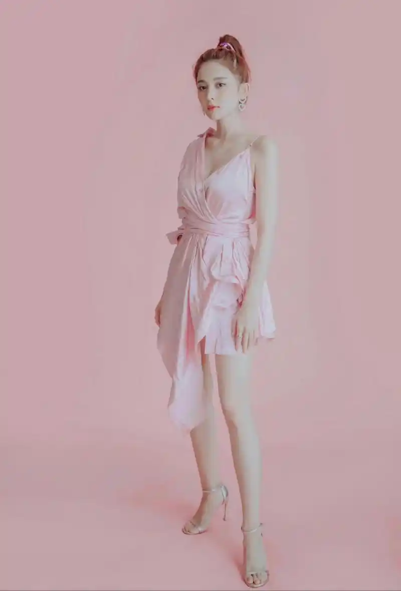 古力娜扎这是穿的睡衣吧,笑容甜蜜但身材好性感!