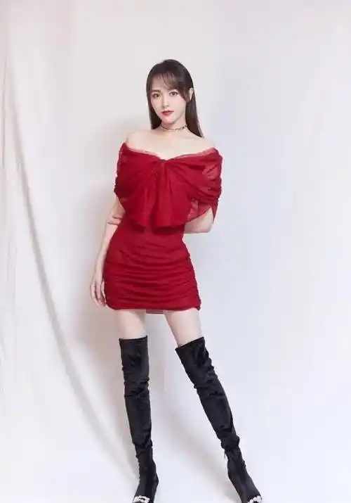 唐嫣穿"丝袜靴"参加活动,当看到上身效果后,难怪都说她腿长!