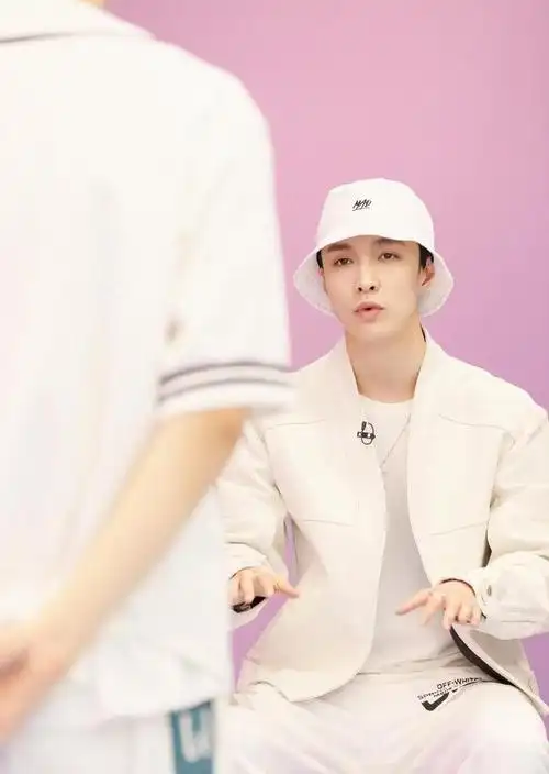 张艺兴教你三种渔夫帽穿搭风格既偷懒又可以耍帅