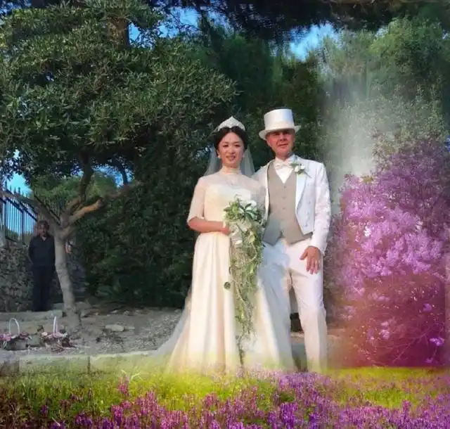 金星现身机场,黑色长裙优雅十足,这状态连18岁少女都羡慕