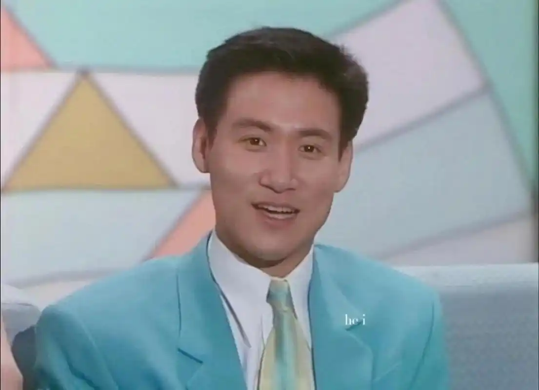 张学友年轻时五官立体,神情间透出一股沉稳大气的气质,让人惊叹不已