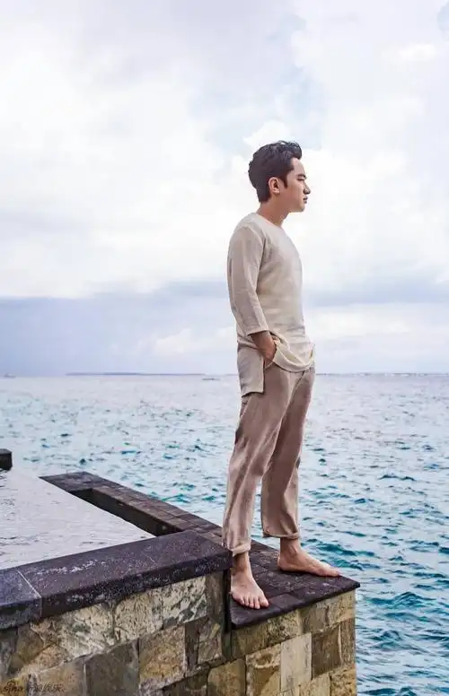 王祖蓝,李亚男夫妇三亚过情人节 李亚男秀发迷人