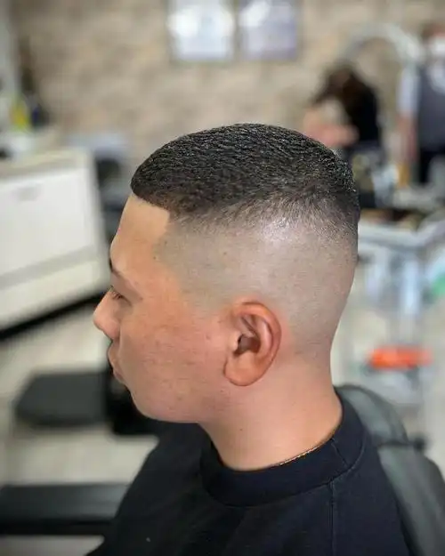 超短寸头一直以来都是男士们的经典选择,尤其在炎热的夏日里更是舒适