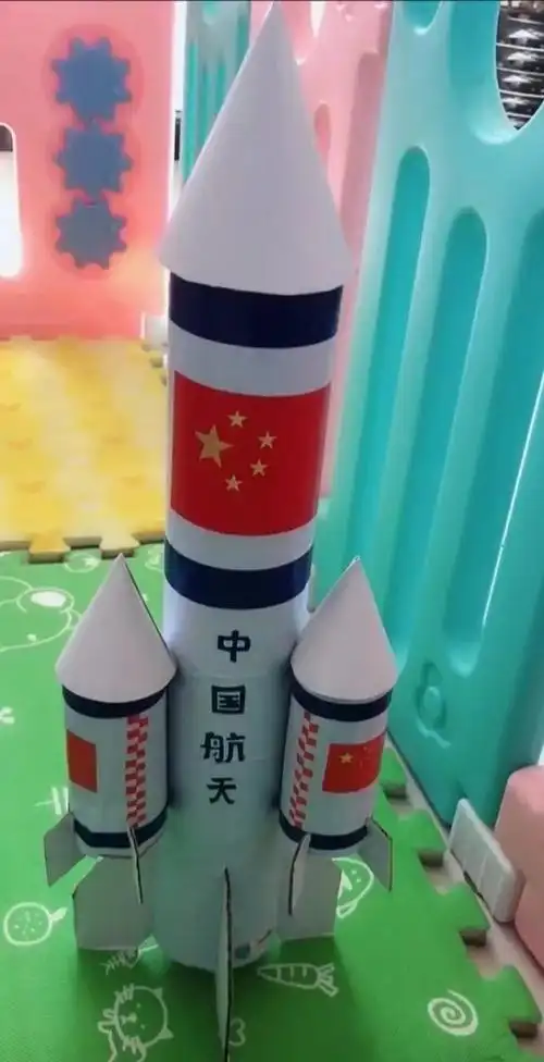 写美篇材料:矿泉水瓶3个,剪刀,卡纸,双面胶 制作步骤:如下图所示