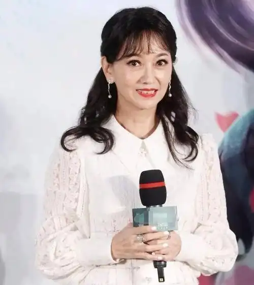 赵雅芝的风采依然如昔,身姿挺拔如初,但岁月的痕迹却悄然爬上了她的