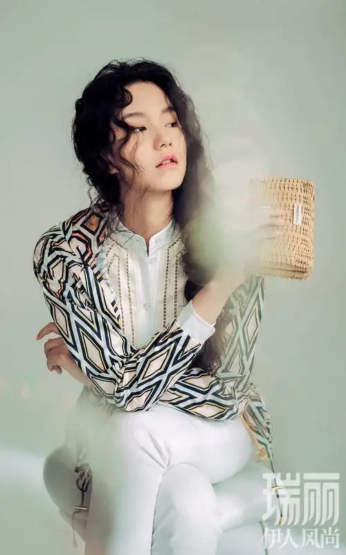 王一出镜《瑞丽伊人风尚》四月刊时尚大片 _模闻星事_资讯_模特中国