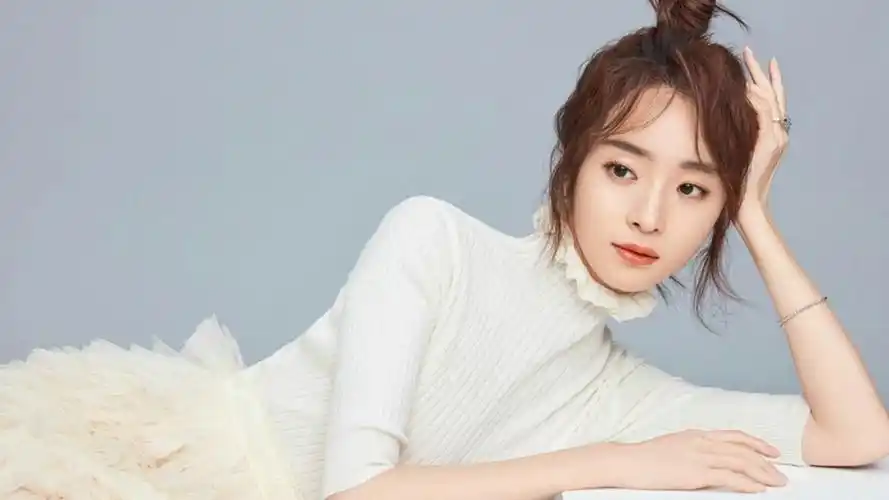 内地明星胡冰卿明星风尚壁纸