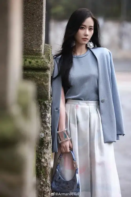 演员@刘诗诗身着#giorgio armani#2024春夏系列,优雅现身 giorgio