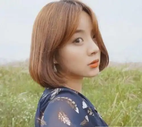 内扣中分发型如何扎 女生内扣中分发型图片大全