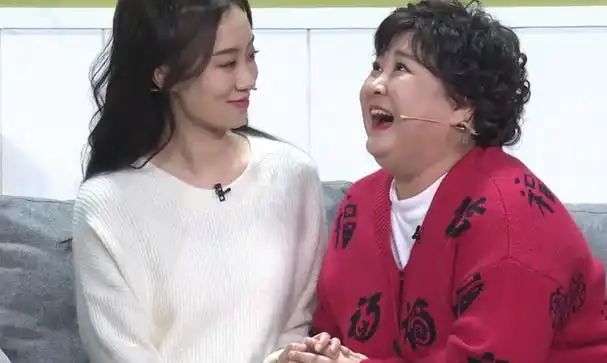 结果不少网友发现,连续上了好几年春晚的贾玲和张小斐这对搭档,这次