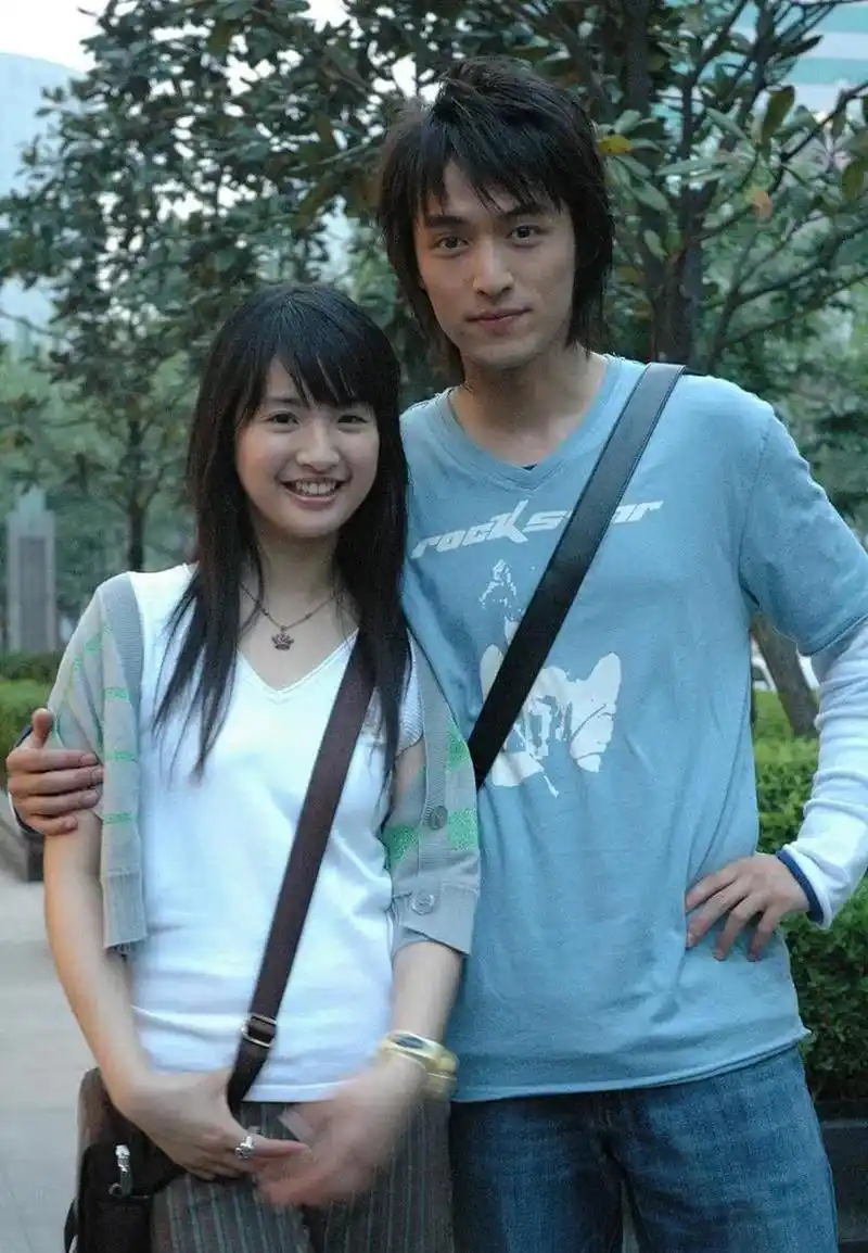 2006年,胡歌和林依晨在街上拍摄电视剧《天外飞仙》的宣传杂志时的