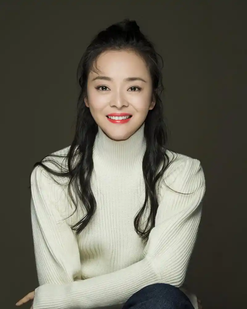 演员王嘉白衣写真极简搭配纯净美好