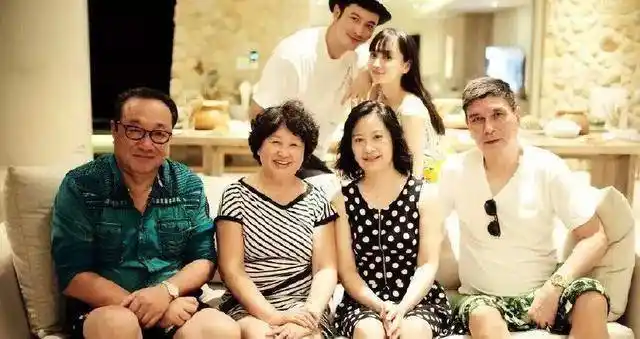 刘亦菲晒全家福竟是家族最丑?看见吴尊家的才真的被吓到!