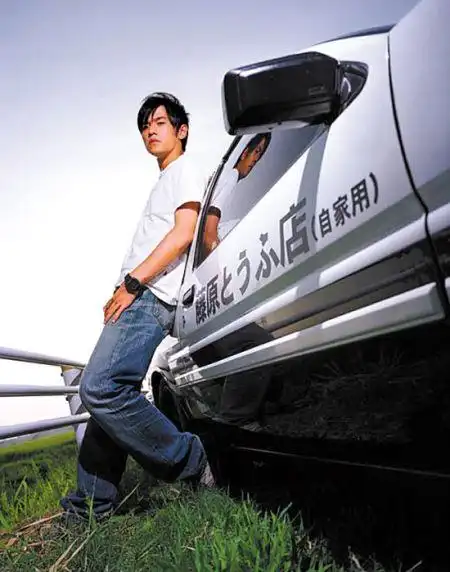 周杰伦当年在《头文字d》中扮演的男主角开着一辆印着藤原豆腐店的车
