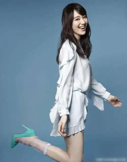 被李咏力捧的主持人王冠因被捏造绯闻而隐退37岁的她生活低调